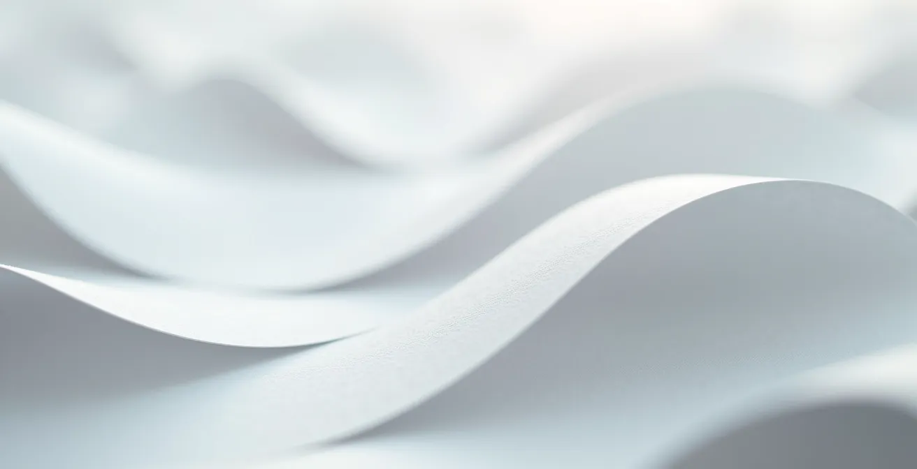 Makroaufnahme von gefalteten Dokumentenseiten die sich zu geometrischen Mustern formen